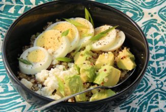 Греча с сыром, авокадо и яйцом