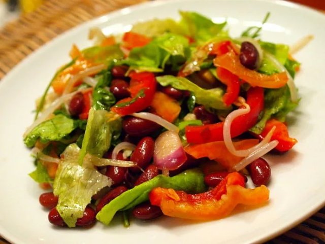 Салат из красной фасоли с овощами
