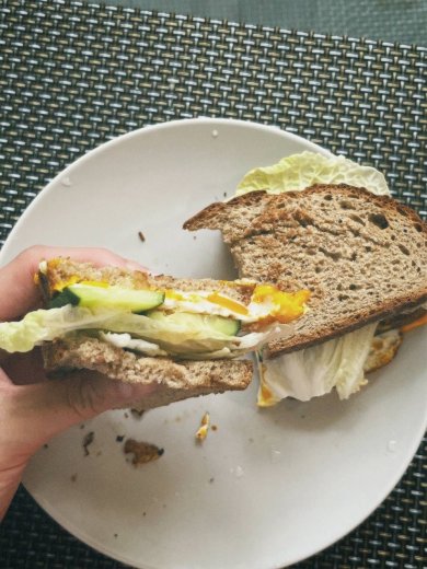 бутерброд с яичницей