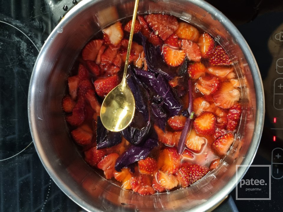 Клубничный лимонад с базиликом - Шаг 1