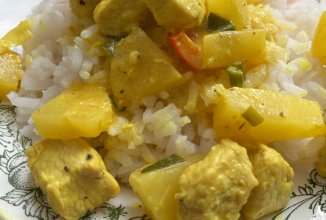 Тушеное филе индейки с ананасами