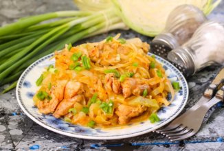 Тушеная капуста с грудкой