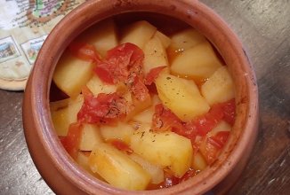 Мясо с картошкой и овощами в горшочках