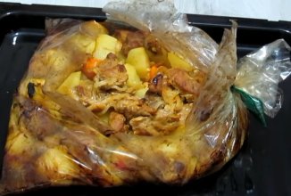 Мясо с картошкой в рукаве
