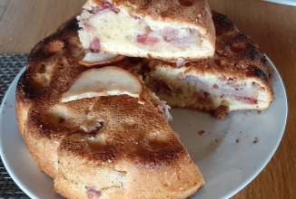 Шарлотка с грушей и клубникой