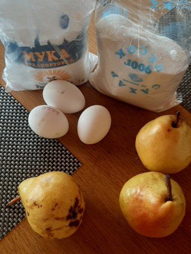 Шарлотка с грушей и клубникой - Шаг 1