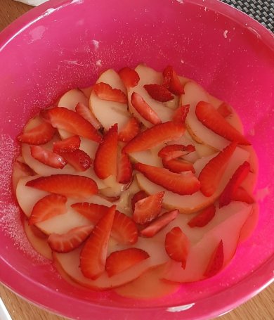 Шарлотка с грушей и клубникой - Шаг 3