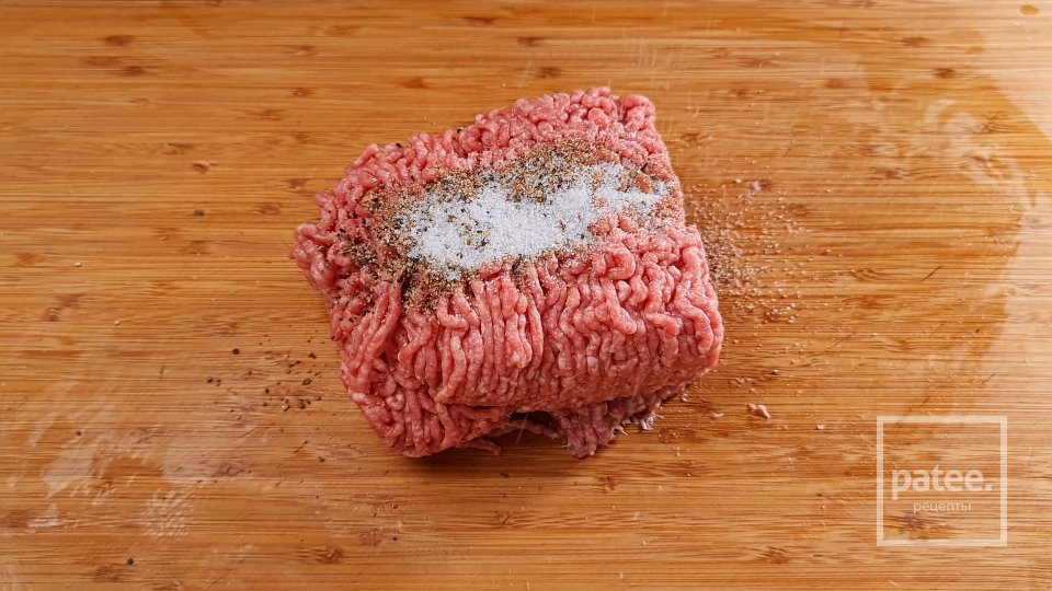 Бургер с начинкой из артишока сыра и зелени. - Шаг 1