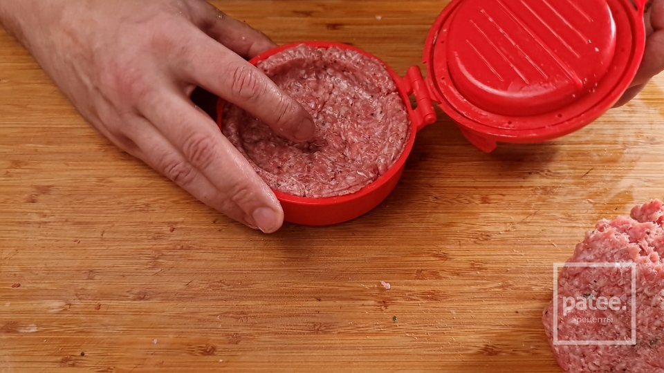 Бургер с начинкой из артишока сыра и зелени. - Шаг 3