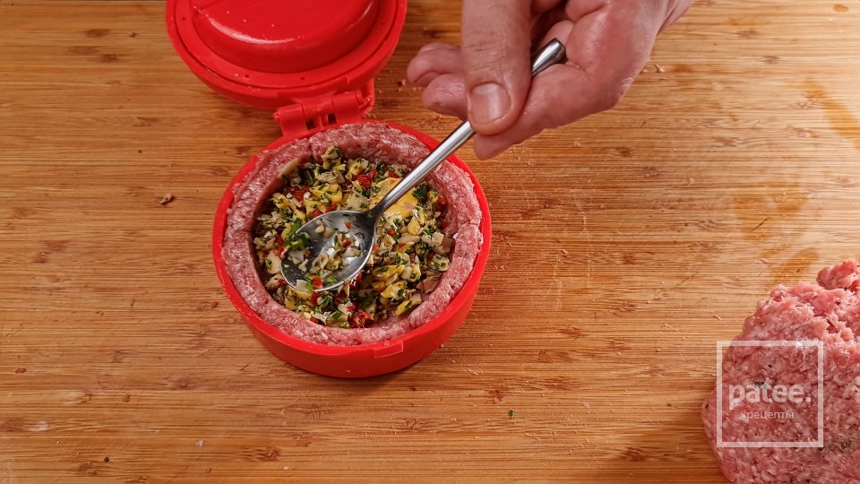 Бургер с начинкой из артишока сыра и зелени. - Шаг 4