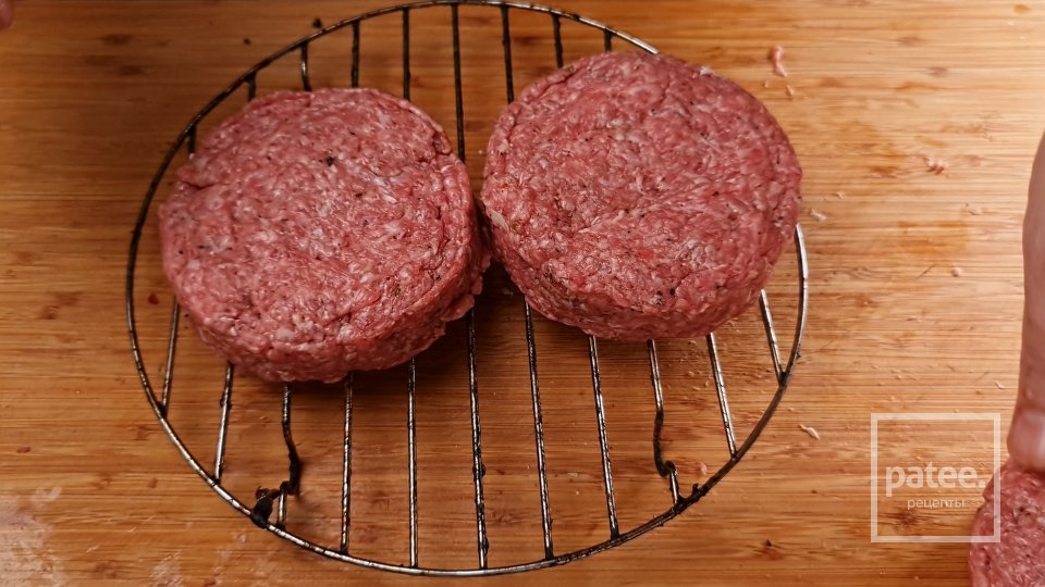 Бургер с начинкой из артишока сыра и зелени. - Шаг 5