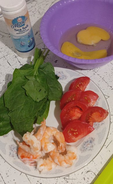 Омлет со шпинатом и креветками - Шаг 1