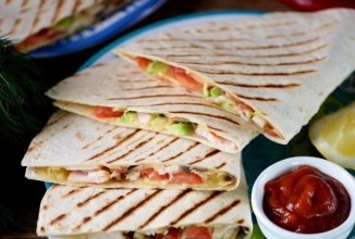 Мексиканская лепёшка тортилья с начинкой 🫓