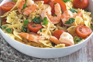 Тёплый салат из пасты с креветками