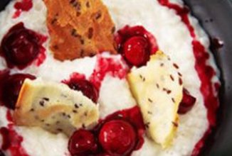 Рисовая каша с «черешнями в вине» и льняными чипсами