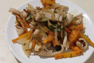Кальмары с овощами