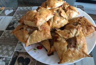 Пирожки с мясом из слоеного теста