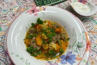 Гуляш из говядины с овощами