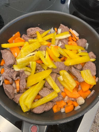 Гуляш из говядины с овощами - Шаг 8