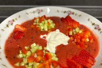 Гаспачо с сыром страчателлой и клубникой