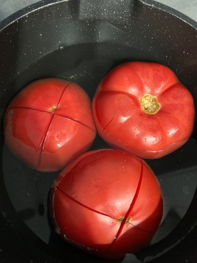 Гаспачо с сыром страчателлой и клубникой - Шаг 1