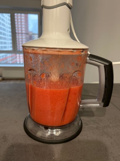 Гаспачо с сыром страчателлой и клубникой - Шаг 2