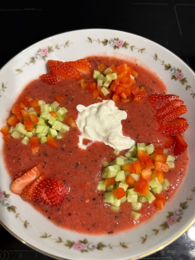 Гаспачо с сыром страчателлой и клубникой - Шаг 4