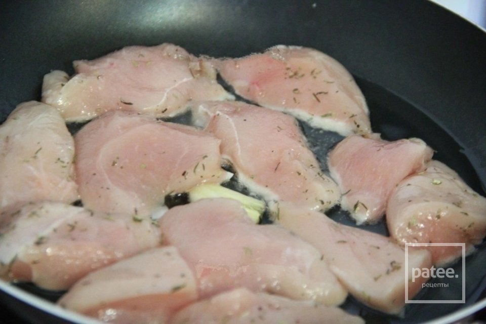 Куриная грудка с помидорами на сковороде 🍗 - Шаг 2