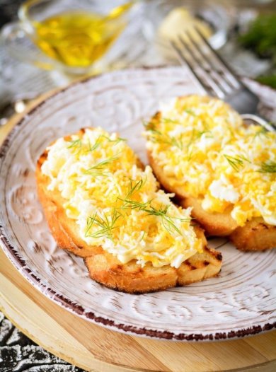 Гренки (из батона) с яйцом и чесноком на сковороде 👍🏼 - Шаг 8