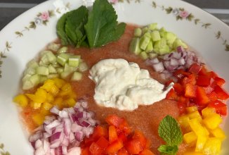 Гаспачо с дыней, сыром и овощами