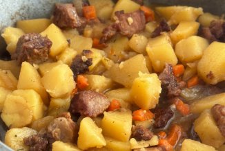 Тушеная картошка с мясом /классический рецепт