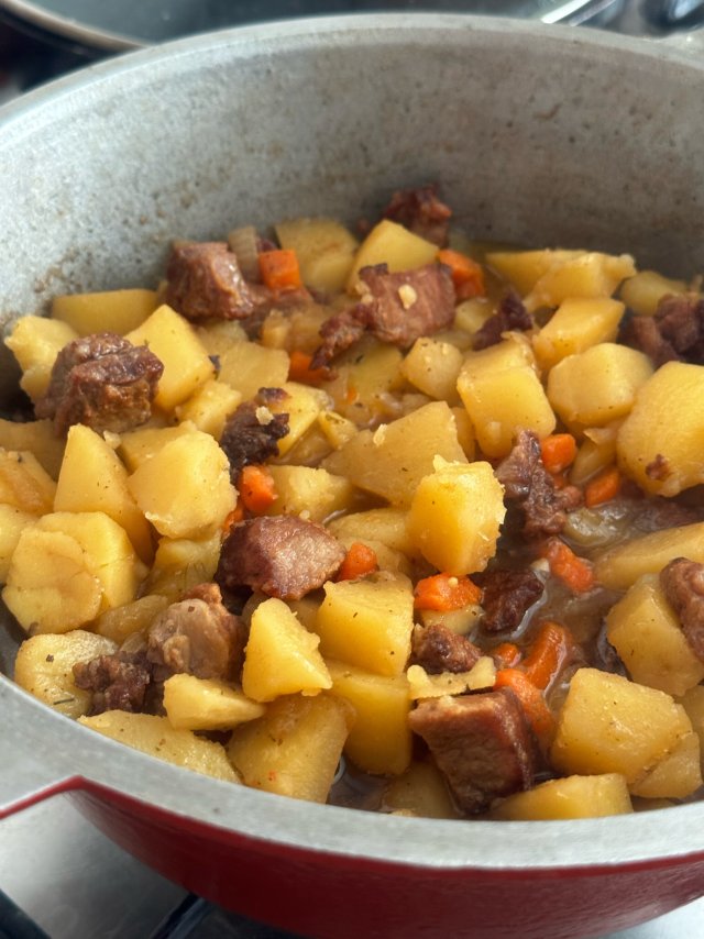 Тушеная картошка с мясом /классический рецепт