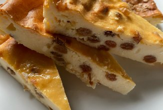 Творожная запеканка с изюмом