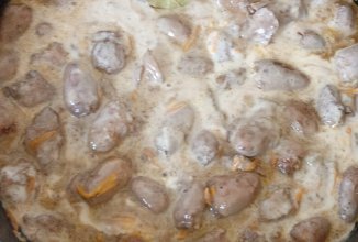 Куриные сердечки и печень в сметане