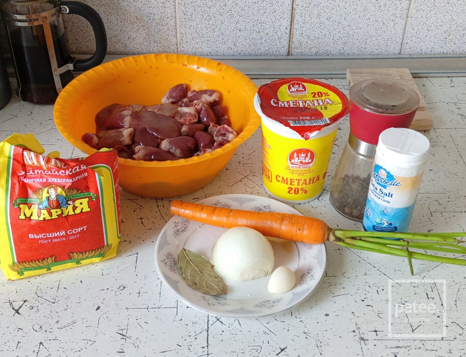 Куриные сердечки и печень в сметане - Шаг 1