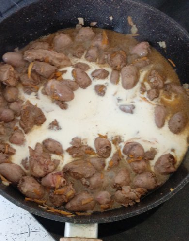 Куриные сердечки и печень в сметане - Шаг 5