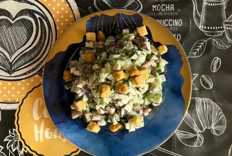 Салат с вешенками и сухариками.