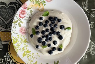 Павлова со взбитыми сливками (веган)