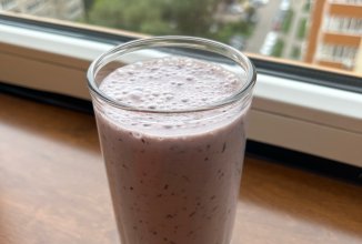 Коктейль из банана и черники