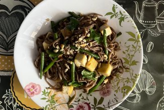 Соба с тофу и стручковой фасолью