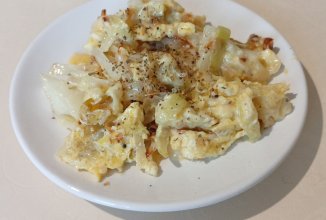 Жареная капуста с яйцом и сыром