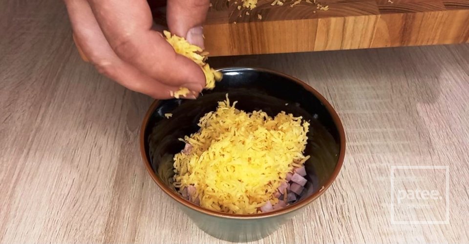 Омлет с ветчиной и  сыром - Шаг 7