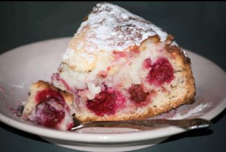 Пирог с вишней и творогом