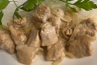 Филе индейки с луком в сметане и своевременно соусе ✨