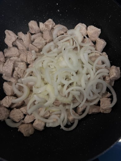 Филе индейки с луком в сметане и своевременно соусе ✨ - Шаг 6