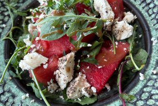 Арбузный салат с сыром и рукколой