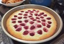 Песочный пирог с клубникой и творогом