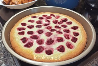 Песочный пирог с клубникой и творогом