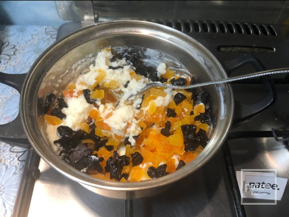 Сладкая полента с курагой, черносливом и орехами. - Шаг 4