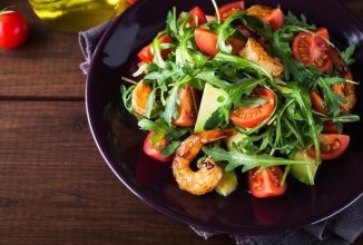 Легкий салат с креветками